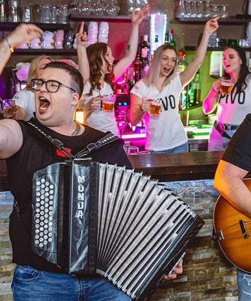 Ansambel Brloga s pesmijo Pivo!