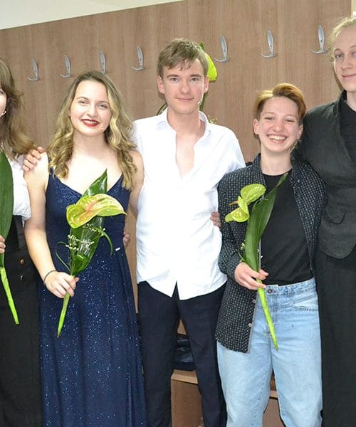 Brežiški gimnazijci navdušili s predstavo Zaprta vrata