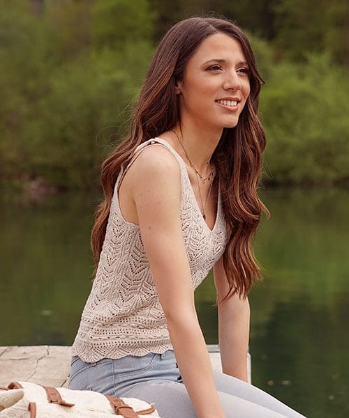 Monika Avsenik se s pesmijo Nedelja podaja v country vode