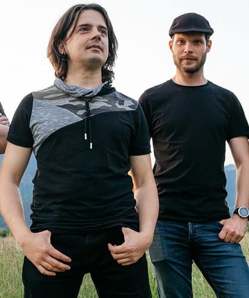 Pelhan imajo mrzlo pivo na soncu