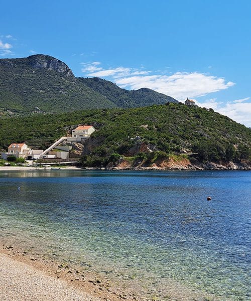 Ljudje se držijo navad kot skala …