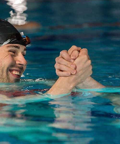 Pet preprostih raztegov, ki jih priporočajo plavalci za zdrave sklepe