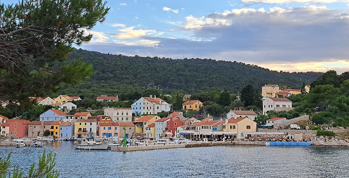 Hrvaški otok, kamor se Slovenci vračajo vsako poletje – skrivnost je v miru in čistem morju