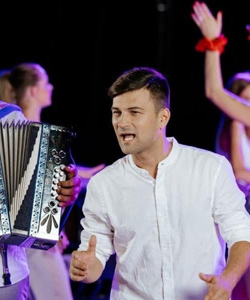 Ansambel Vikend – nova polka Pleši