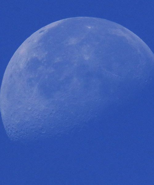 Luna – Zemljin satelit: Kako je nastala in kakšen vpliv ima