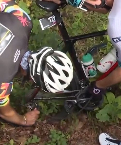 Matej Mohorič pomagal kolesarju s težavami