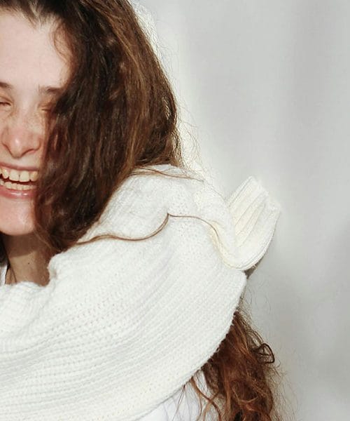 Nevidna moč dotika: Zakaj je kratek objem v resnici najcenejše zdravilo na recept?