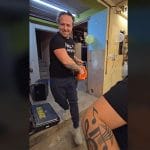 Torto je razrezal z motorno žago