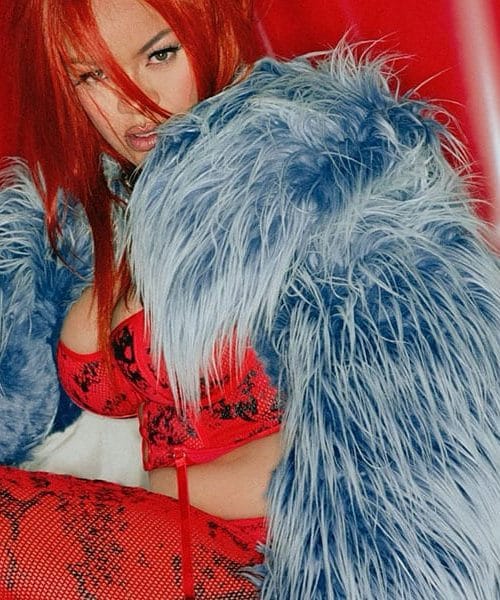 Rihanna znova preseneča, tokrat v rdečem