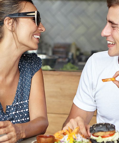 Politika, bivši, religija … Teh 5 stvari nikakor ne omenjajte na prvem zmenku