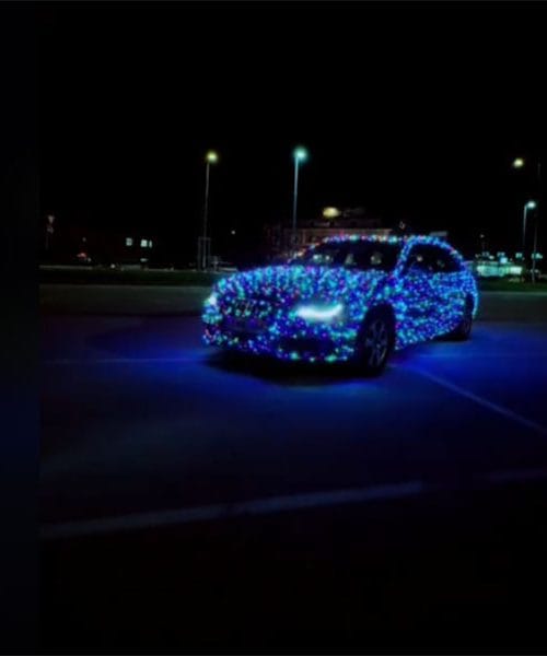 Avto v božičnih lučkah – v Sloveniji!