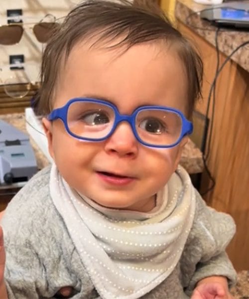 78 milijonov ogledov: Deček je dobil očala in prvič videl starše. Prizor je ganljiv