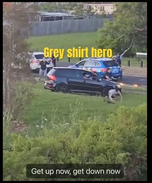 Pomagal policiji pri aretaciji, ko mu je iz avtomobila vzel puško