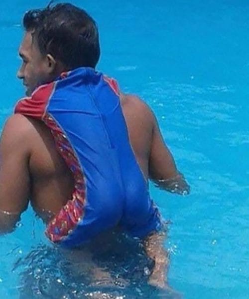 Fotografija očeta z otrokom v bazenu zmedla ljudi