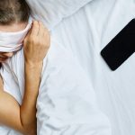 Spanje ob mobilnem telefonu