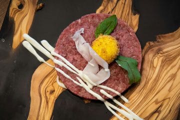V tatarskem bifteku odkrili nevarno bakterijo listerijo