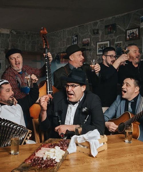 Ansambel Aplavz s pesmijo “Ka so to za heci”