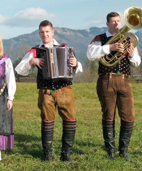 Ansambel Maxi s priredbo polke Ples za dva