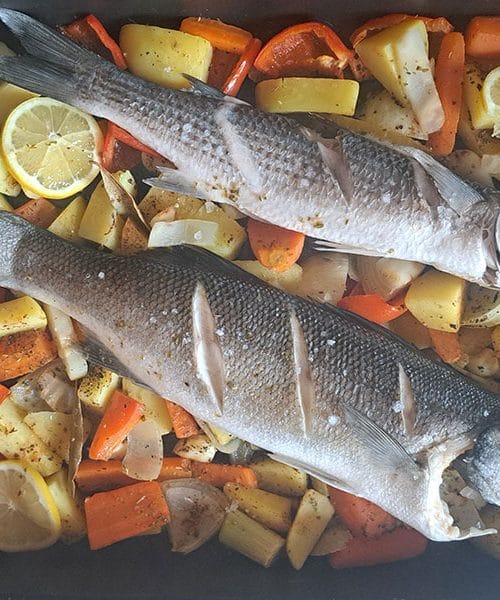 Popolno kosilo iz pečice: Brancin in cipel z zelenjavo, ki navduši!