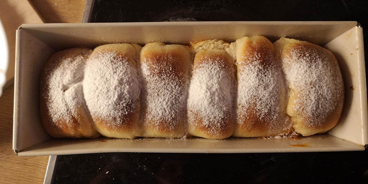 Marelični buhteljni s posipom