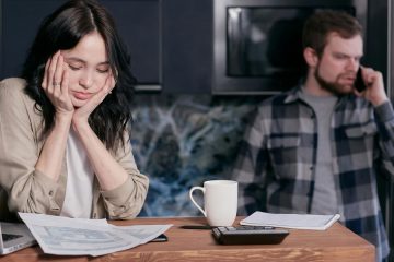 To moški počnejo, ko želijo vtis, da jim ni mar – a jim je