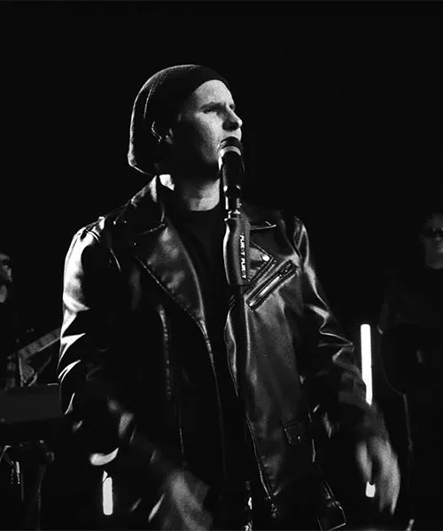 Flirrt z albumom in skladbo »Blizu« piše novo poglavje svoje zgodbe