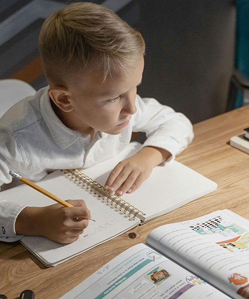 Psihologinja razkriva šest slabih navad, ki jih otroci prevzamejo od staršev