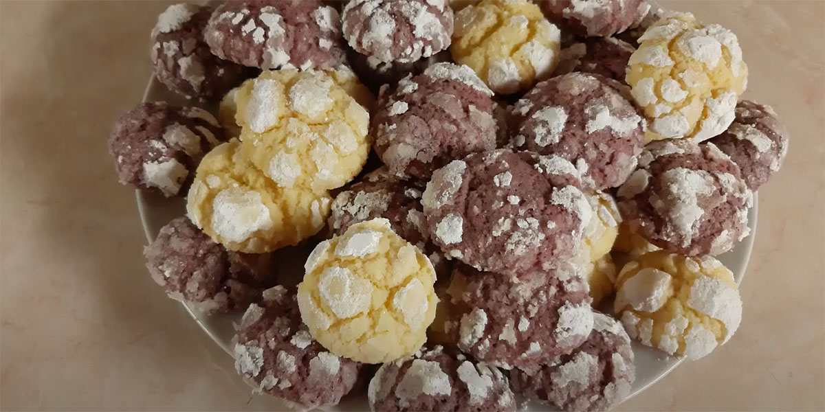 Čokoladni razpokančki s skuto so piškoti, ki presenetijo vsako leto