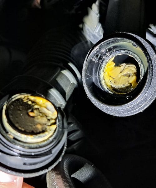 Kaj pomenijo usedline pod pokrovčkom za dolivanje olja in kako jih odpraviti?