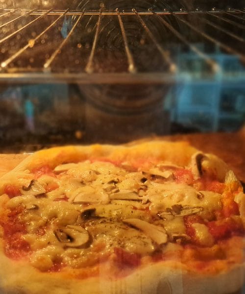 Pica s šamotnim kamnom na dnu pečice? Spekli smo jo tako, a nas trik ni ravno prepričal