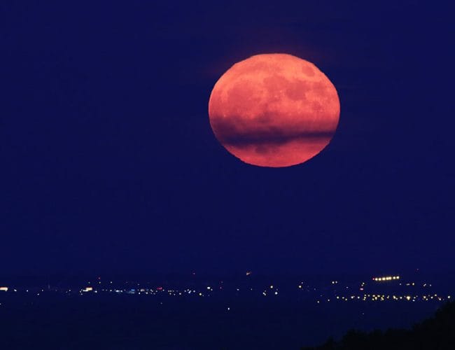 Polna luna avgust 2026: ob ščipu nas čaka tudi delni Lunin mrk