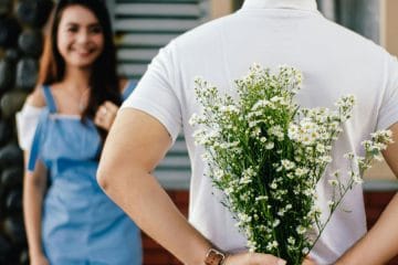 “6-7 trend” v zmenkih osvaja družbena omrežja: zakaj vse več samskih išče nekaj drugačnega