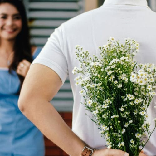 “6-7 trend” v zmenkih osvaja družbena omrežja: zakaj vse več samskih išče nekaj drugačnega