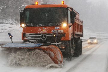 Zapadel je prvi sneg v novi zimi, na teh dveh lokacijah ga je največ