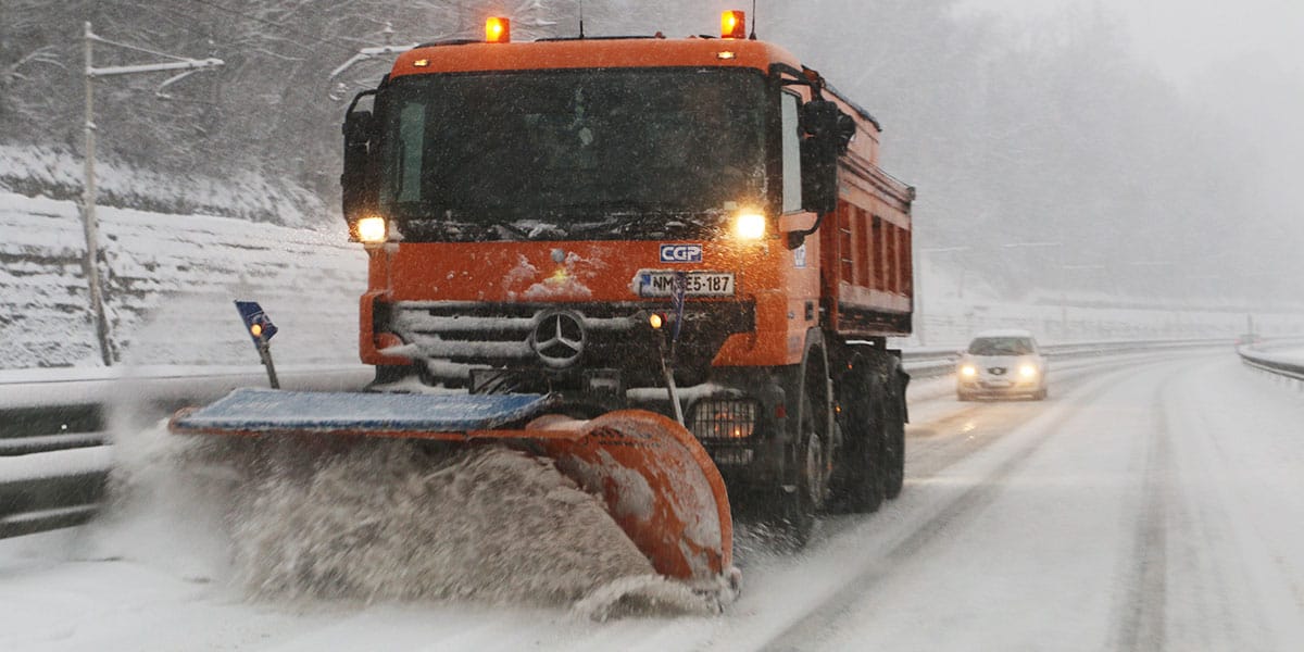 Sneženje v Sloveniji, pluženje ceste