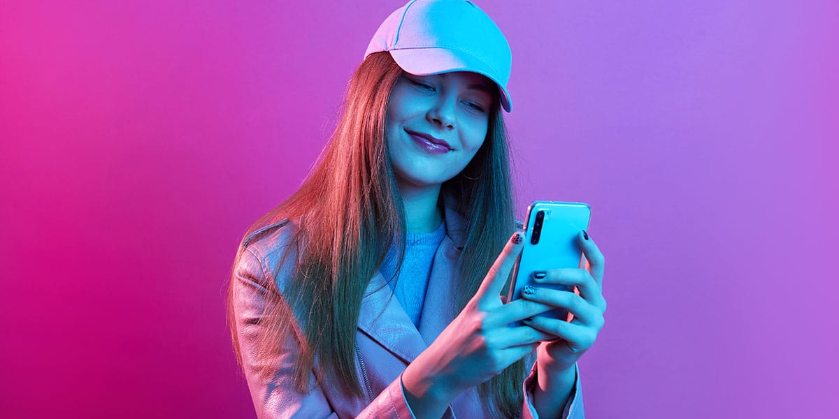 dekle z mobilnim telefonom