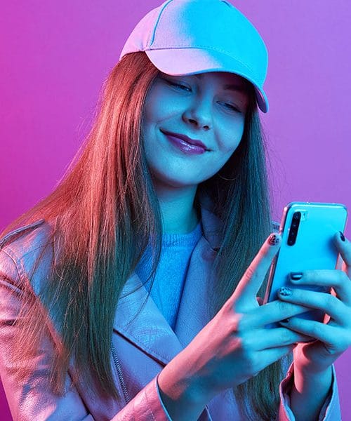 TikTok in razpadanje možganov: Kaj nam prinaša neskončno listanje po zaslonih?