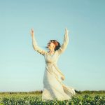 Dekle na travniku, sreča