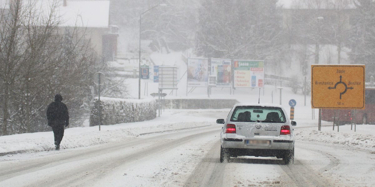Vožnja po cesti v snegu
