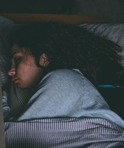 Melatonin in hrana za boljši spanec: Kaj jesti pred spanjem?