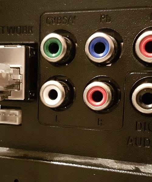 Kaj pomenijo priključki na zadnji strani televizorja? Vodnik za povezovanje naprav