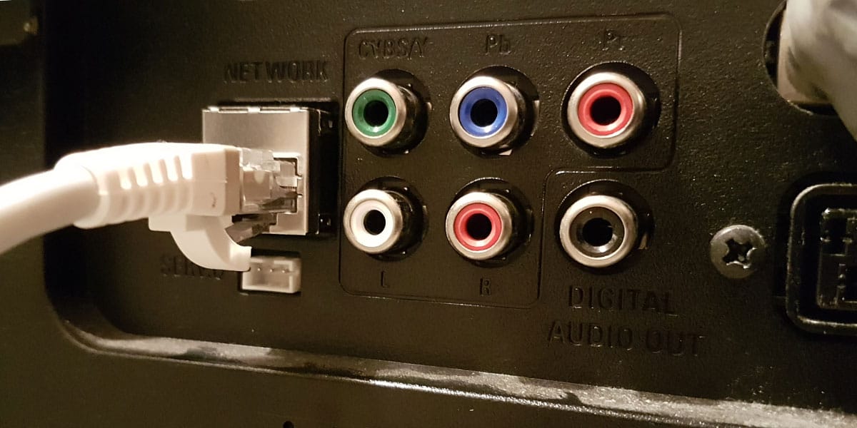 Priključki na hrbtni strani televizorja