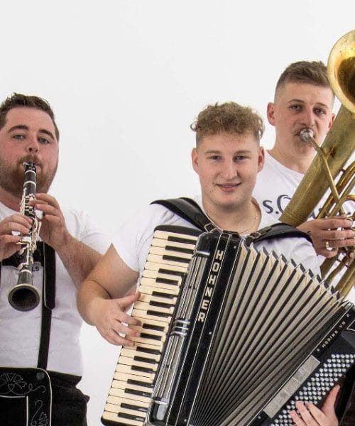 Ansambel Kiper navdušuje z novo polko “Dekle, daj štekaj”