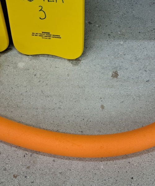 Kako penasti črv spreminja način učenja plavanja pri otrocih in odraslih