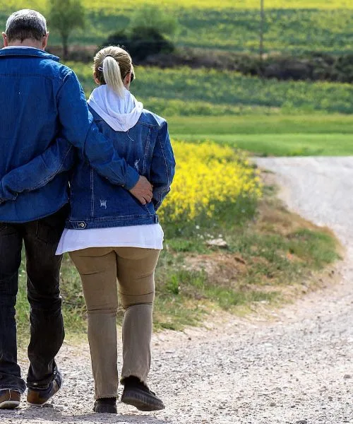 Ta vsakodnevna navada po 50. letu uničuje sklepe – popravite jo danes