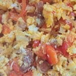 Ideja za zajtrk: jajca, paprika in ocvirki