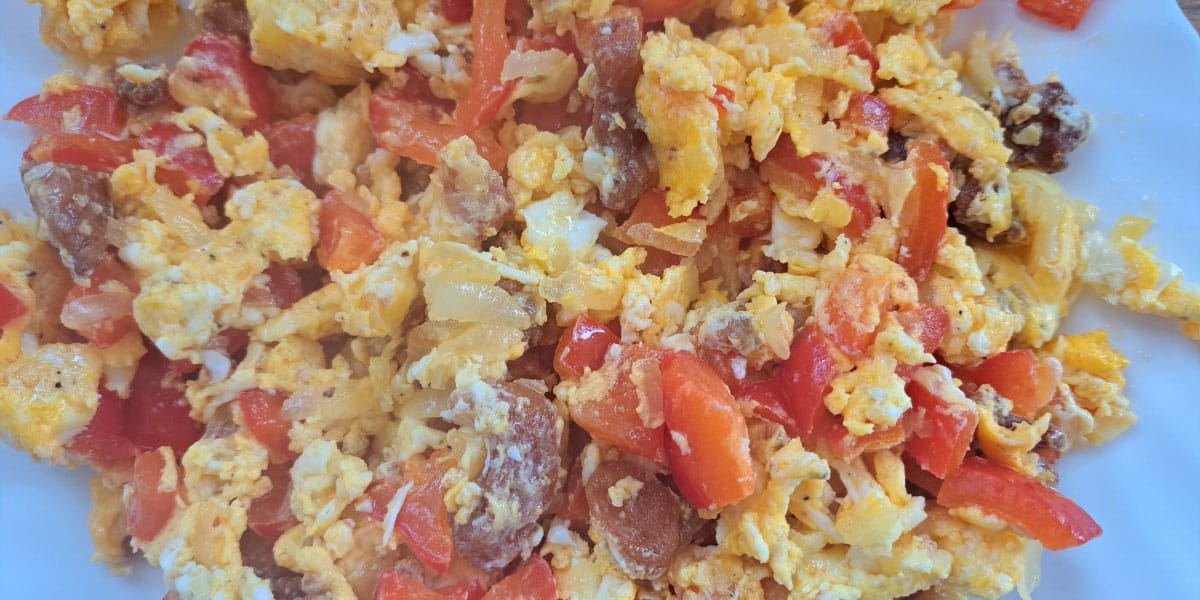 Ideja za zajtrk: jajca, paprika in ocvirki