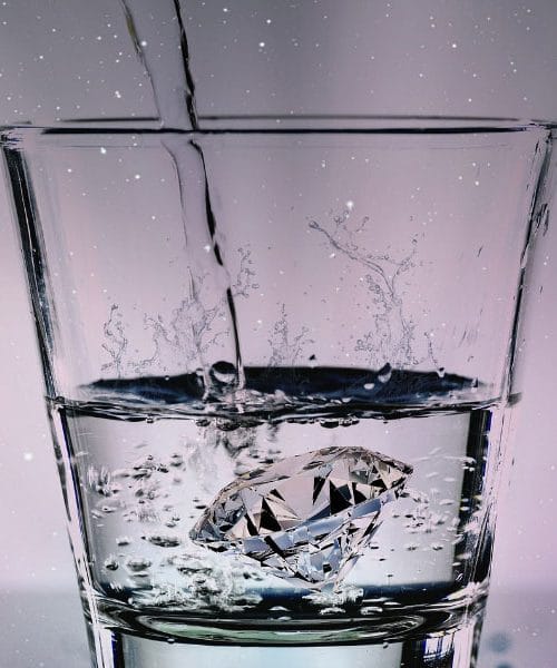 Zdravstvene koristi pitja tople vode: Kaj se zgodi, če jo pijete vsako jutro?