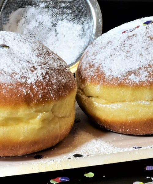 Domači krofi tete Malči. Njen recept? Vzhajajo na eni strani!