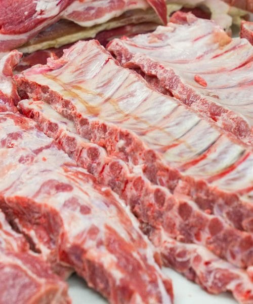 Rdeče meso: Je res tako škodljivo ali ga lahko uživamo brez skrbi?